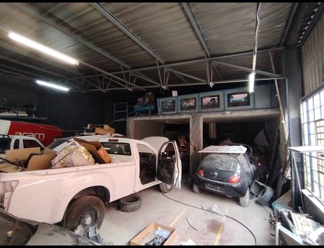 550M² WAREHOUSE FOR SALE IN GERMISTON CENTRAL